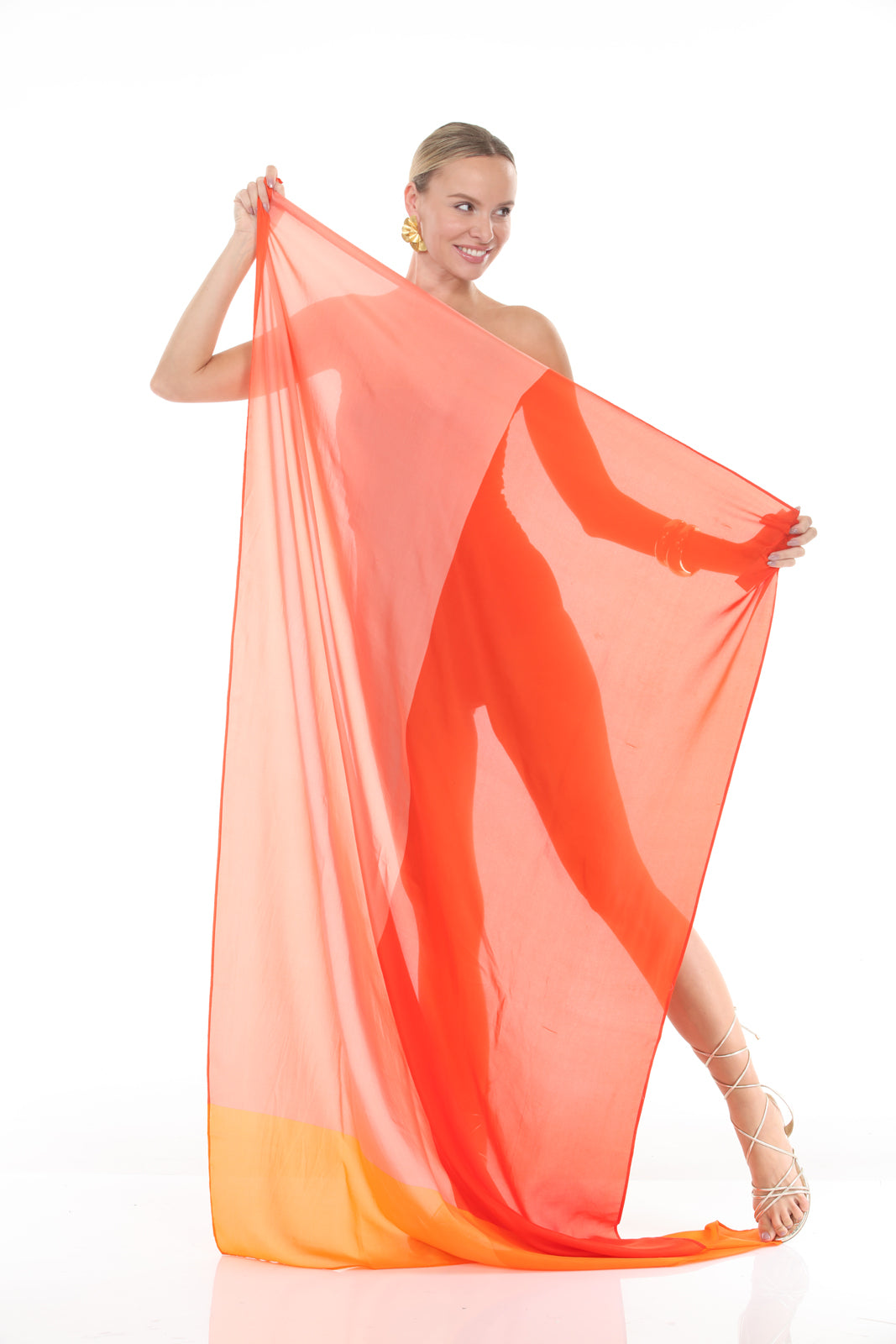 Woman holding Pareo Rectangle Edge | Orange/Coal